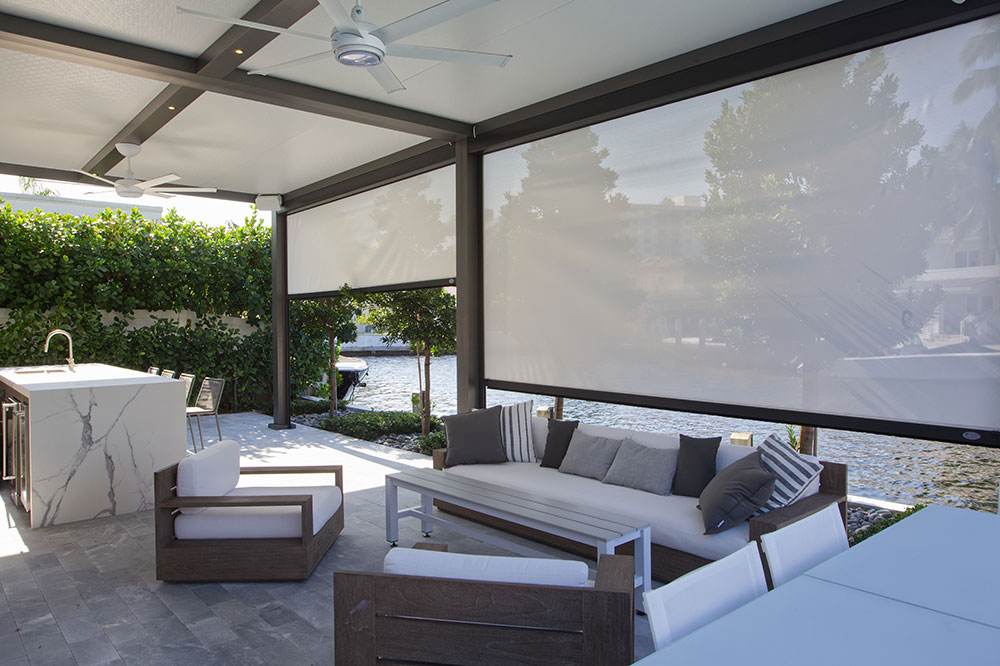 motorized-retractable-screen-azenco-pergola
