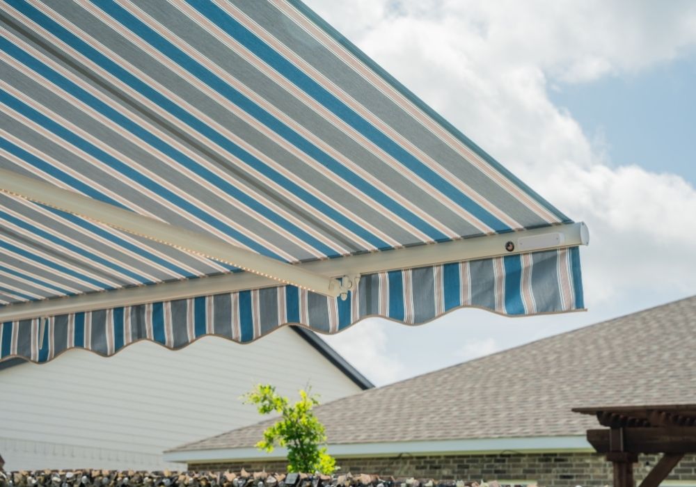 motorized-retractable-awnings-blue-stripes