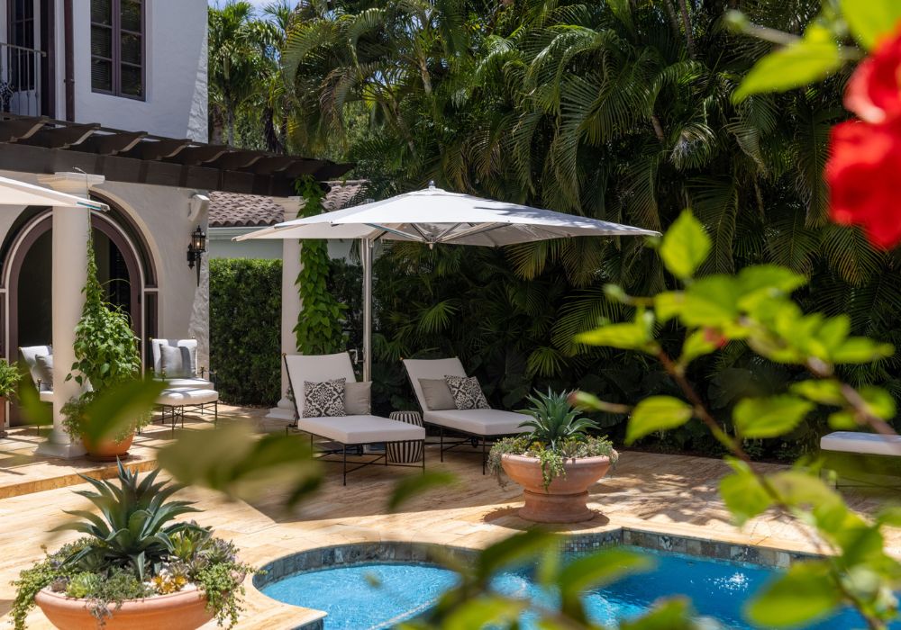 tucci-OMX-classic-patio-umbrellas