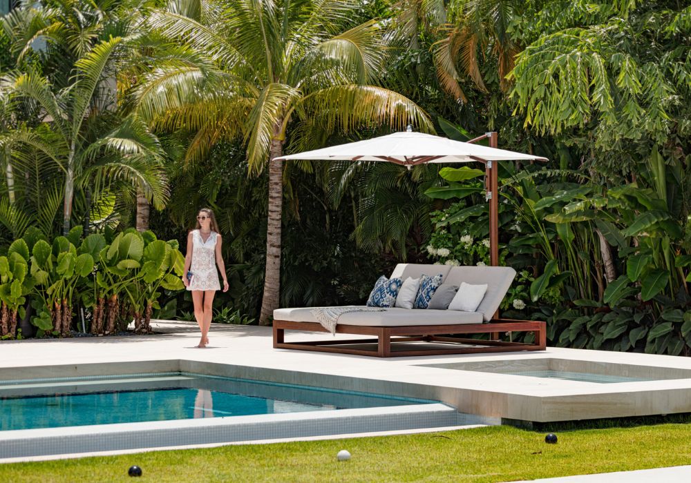 tucci-cantilever-patio-umbrellas